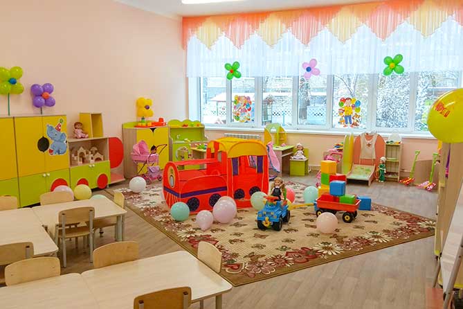 игрушки и мебель в детском саду