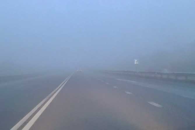 осенний туман на автомобильной дороге