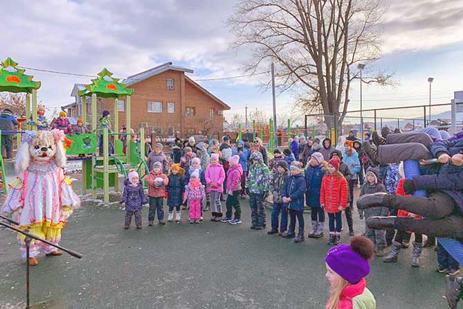 дети празднуют открытие спортплощадки в Федоровке 03-11-2019