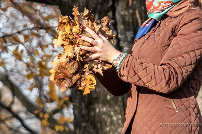 девушка держит листья