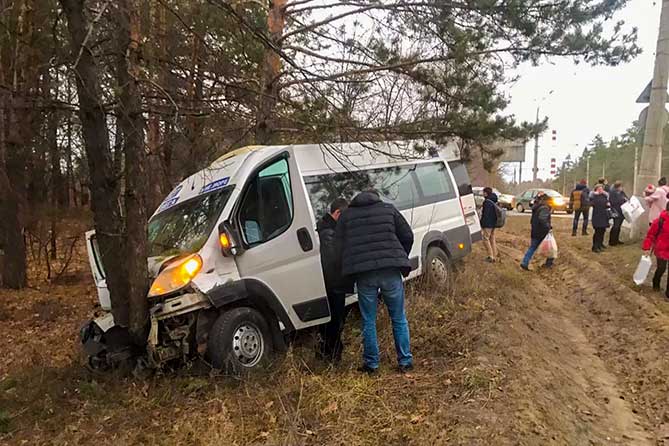 люди вышли из автобуса