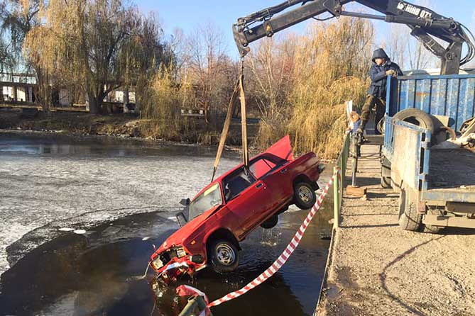 автомобиль ВАЗ-2107 поднимают из воды