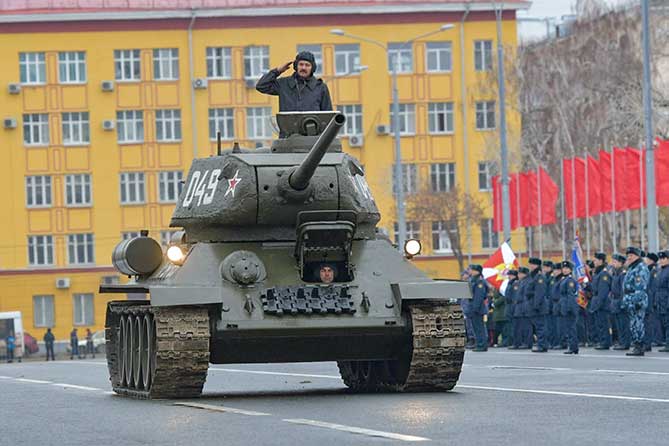 танк Т-34 на параде в Самаре 07-11-2019