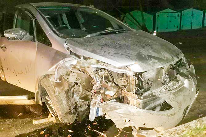 разбитый автомобиль около гаражей попал в аврию 15 летний