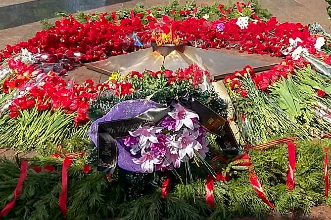 цветы у вечного огня в парке Победы