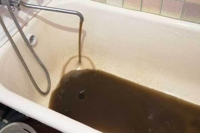 из кранна в ванной идет грязная вода