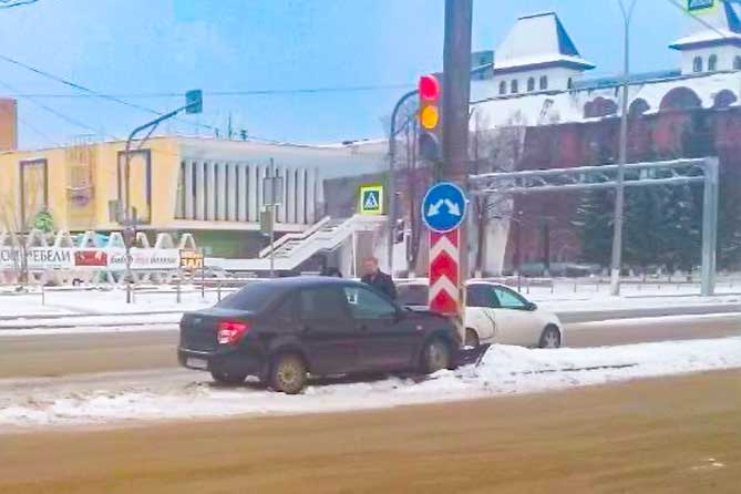 женщина врезалась в столб
