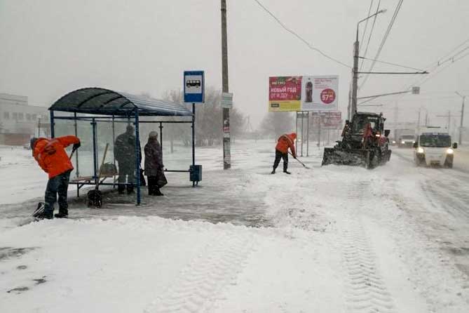 уборка снега на остановке на Автозаводском шоссе