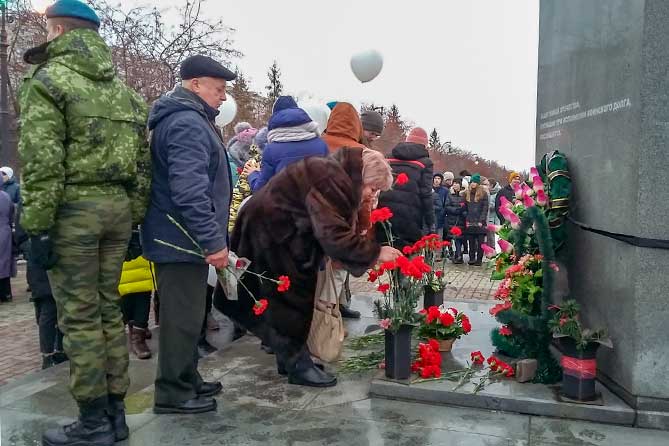 горожане возлагают цветы погибшим в войнах 9 декабря 2019 года