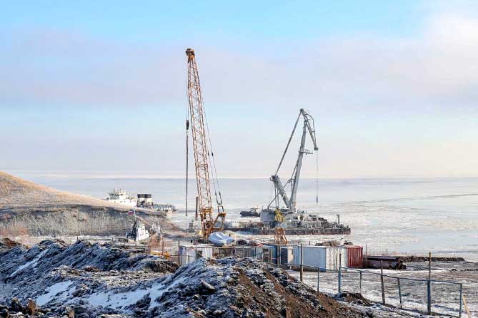 строительные краны и техника на строительстве моста через Волгу 14 декабря 2019 года