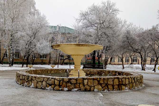 фонтан в сквере в Портпоселке зимой
