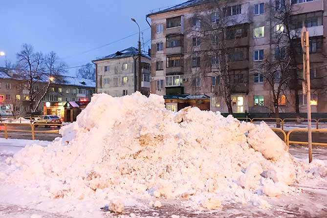 снежный вал на улице Ленинградской