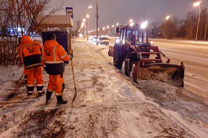 чистка остановки от снега ночью