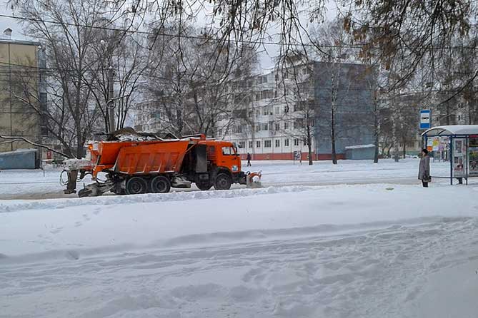 камаз чистит снег на улице 50 лет Октября