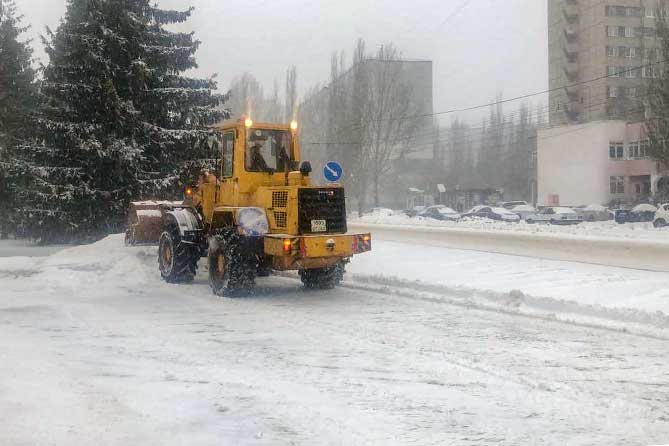чистка снега на улице Баныкина