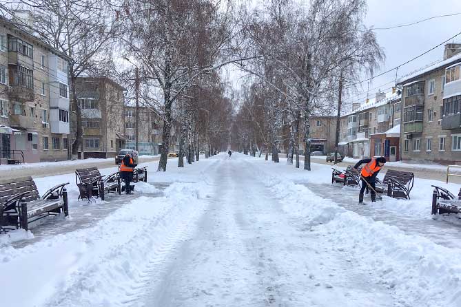 дворники чистят снег на аллее по улице Карла Маркса