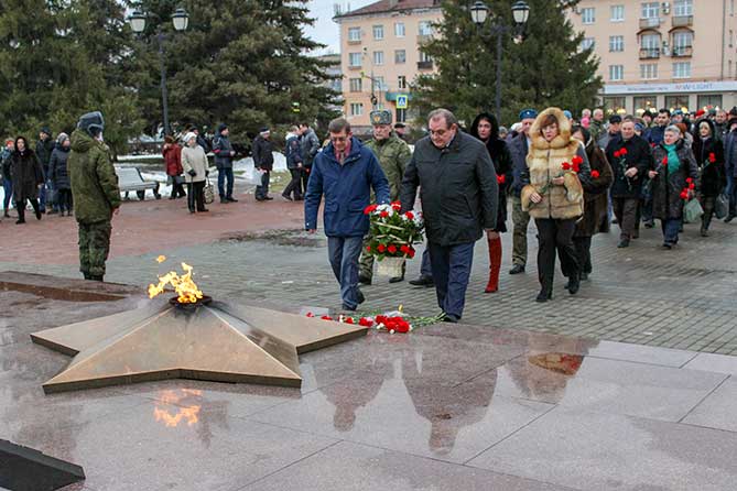 Сергей Анташев и Николай Остудин возлагают цветы 9 декабря 2019 года