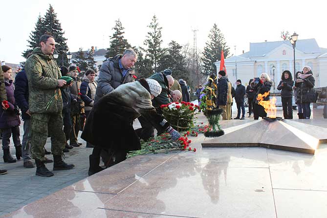 жители возлагают цветы на памятнике 27 декабря 2019 года