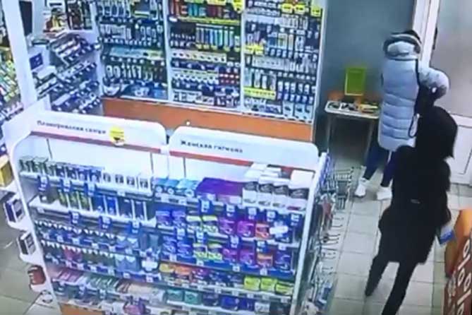 женщина похитила продукцию в аптеке