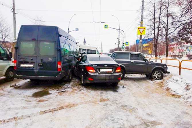 столкнулись четыре автомобиля