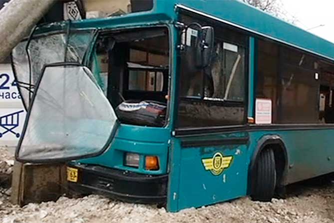 автобус врезался в световоую опору на улице Кунеевской