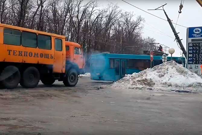 автомобиль техпомощи вытягивает автобус