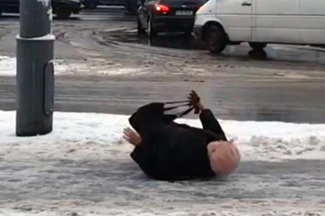 упала на лед женщина