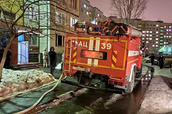 пожарная машина возле подъезда дома 27 по улице Гидротехнической