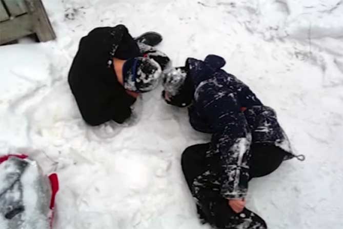 дети лежат на снегу