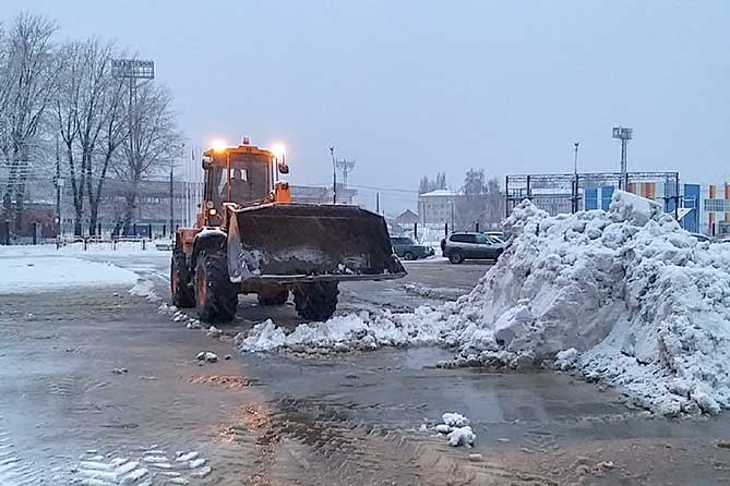трактор убирает снег на площади Свободы