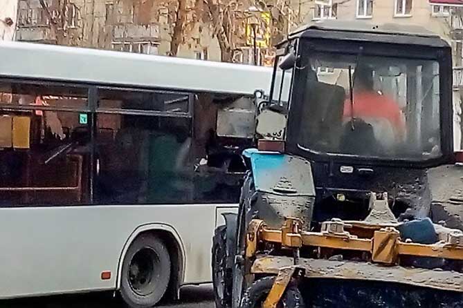 автобус и трактор