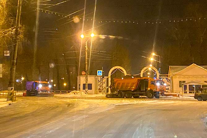 спецмашина рсчищают снег на улице Гагарина