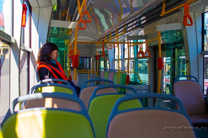 женщина кондуктор в трамвае