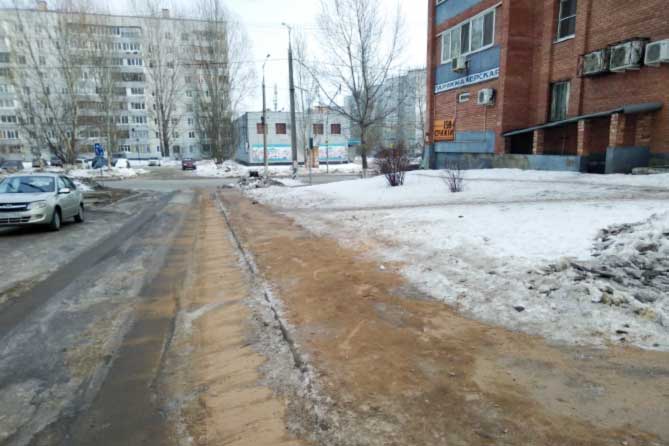 тротуар посыпан песком возле дома 5б по улице Механизаторов