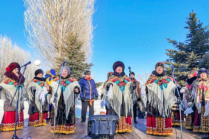 творческий коллектив выступает на сцене в парке Центрального района зимой