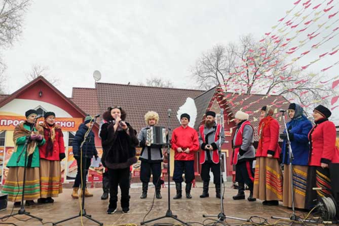 творческий коллектив выступает на 23 февраля в парке Центрального района