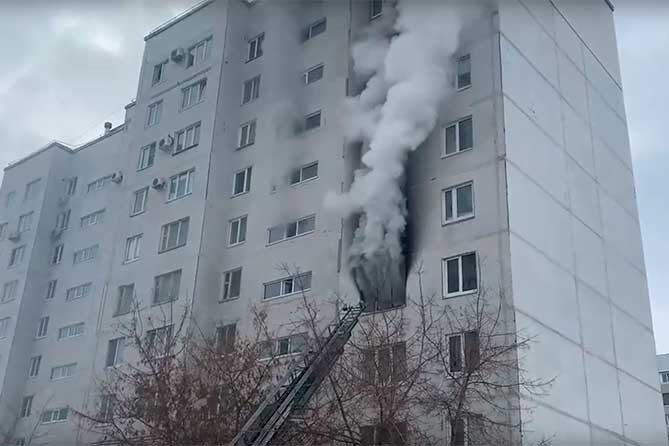 дым из квартиры дома 7 на улице Офицерской