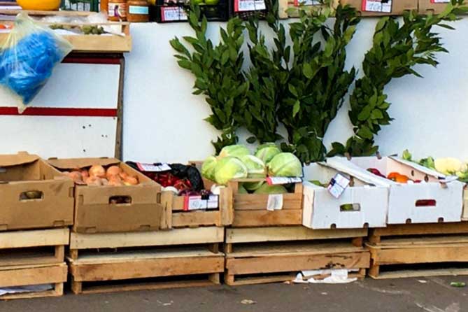 овощи на рынке в коробках