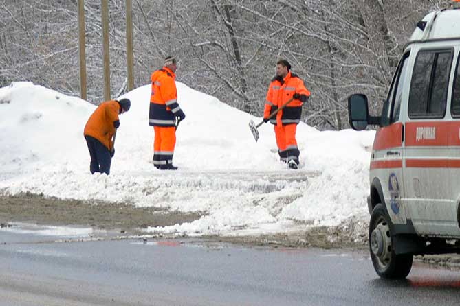 рабочие чистят снег в тольятти
