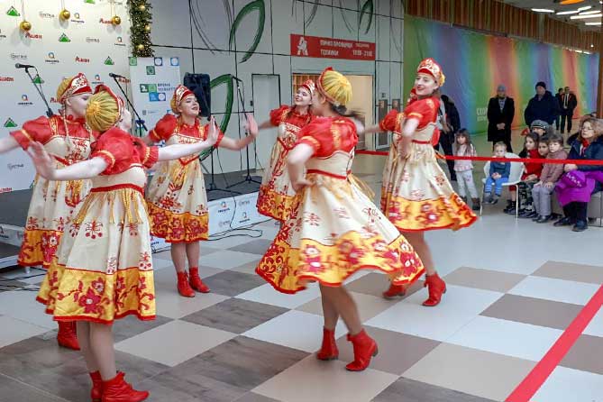 танцевальный коллектив выступает в ТЦ "Акварель"