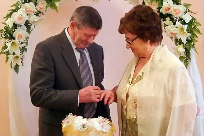 надевает золотое кольцо