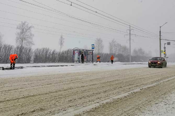 рабочие чистят остановку от снега на Автозаводском шоссе