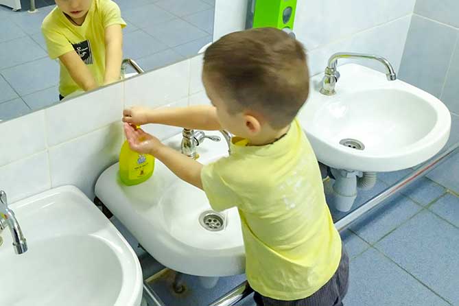 мальчику в детсаду моет руки с мылом