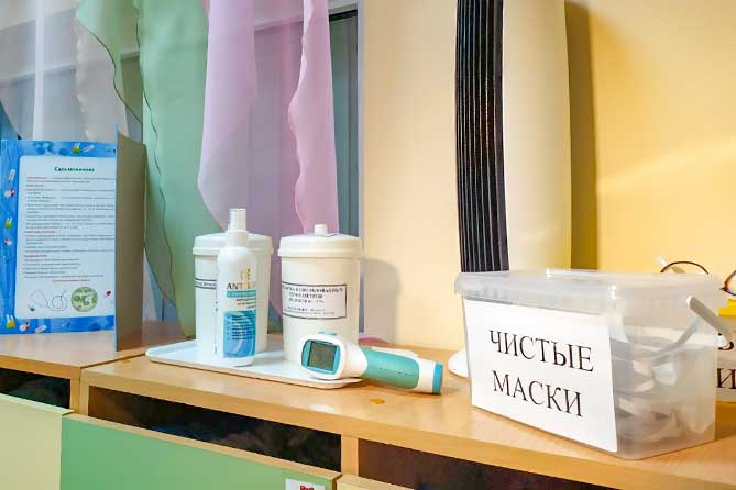 маски термометр антисептик дезинфицирующее средство на шкафчике в детсаду