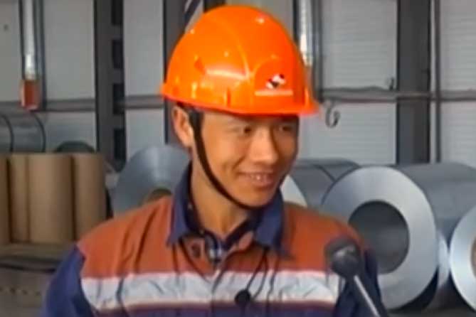 китайские рабочие на заводе