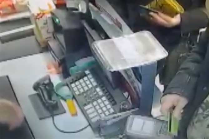 платит банковской картой в магазине
