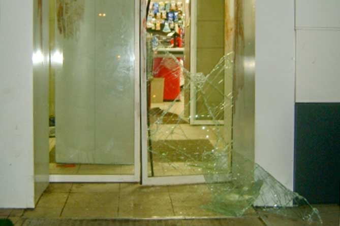 разбитое стекло двери магазина