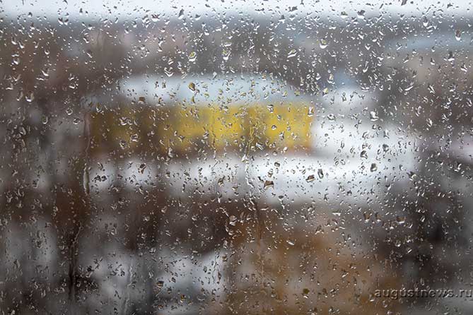 капли дождя на окне весной