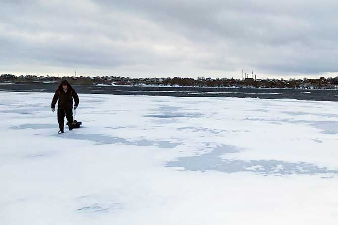 рыбак идет по льду