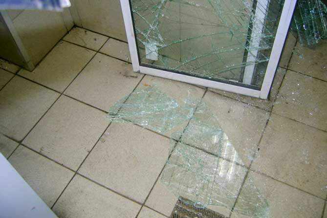 разбитое стекло на полу в магазине